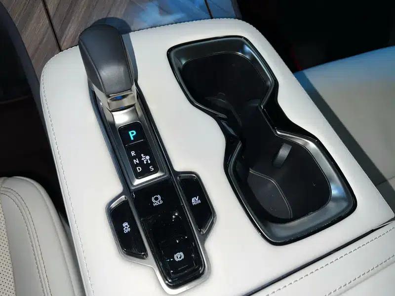 2025 Lexus LM 2.4T Automatic AWD 6-Seater Factory Custom Edition — миниатюра 11