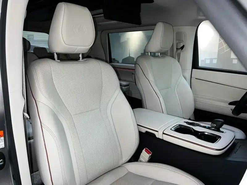 2025 Lexus LM 2.4T Automatic AWD 6-Seater Factory Custom Edition — миниатюра 18