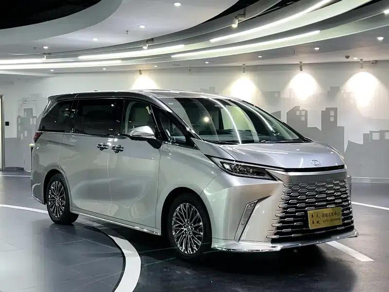 2025 Lexus LM 2.4T Automatic AWD 6-Seater Factory Custom Edition — миниатюра 3