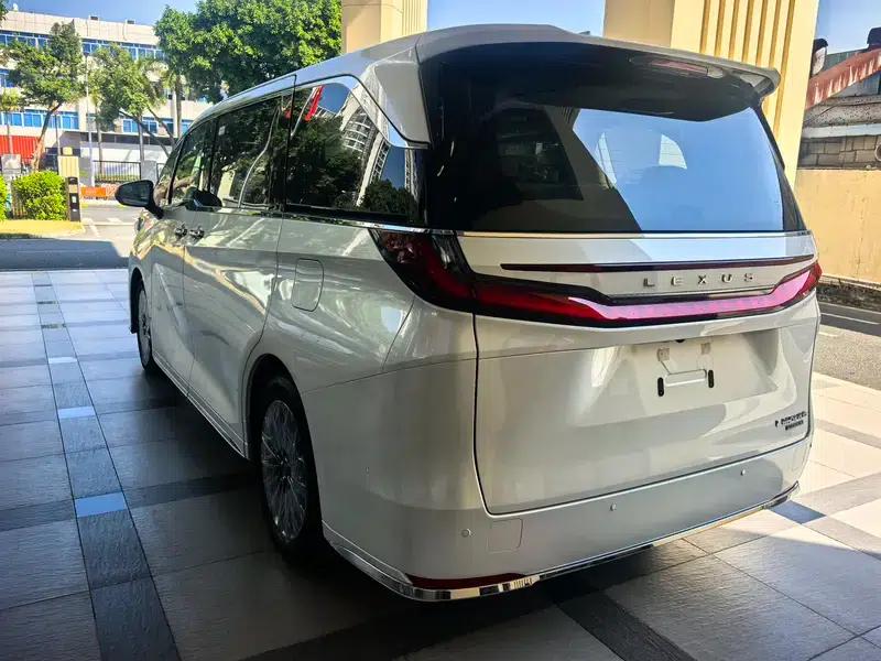 Lexus LM 500h DIRECT4 6-seat Premium Edition (2023 model) — миниатюра 3