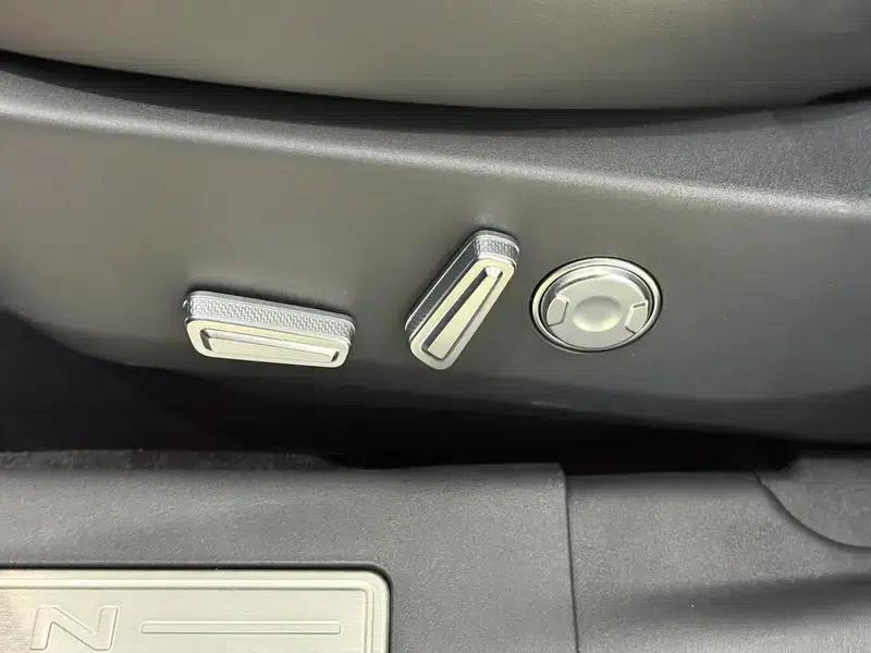 Navigator 2023 2.0T AWD Hybrid Premium Edition — миниатюра 9