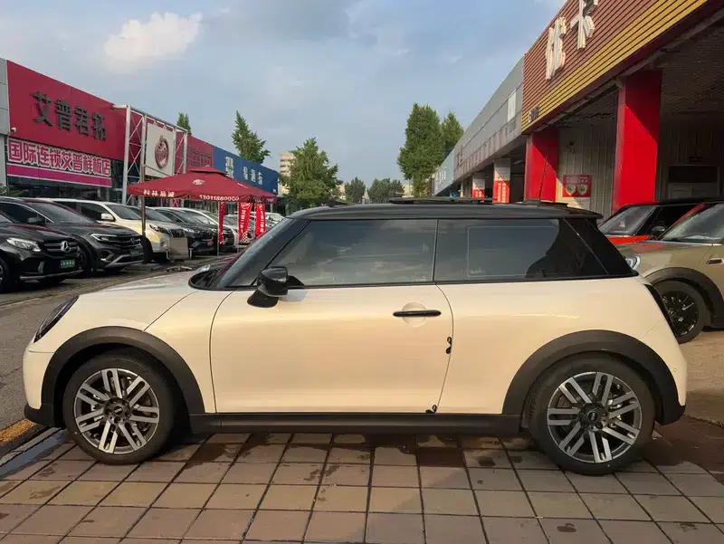 2025 MINI 1.5T COOPER Three-Door Classic — миниатюра 4