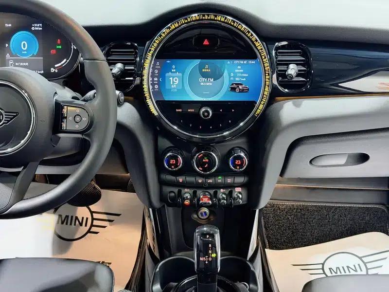 MINI 2023 Facelift 1.5T COOPER Artist — миниатюра 7