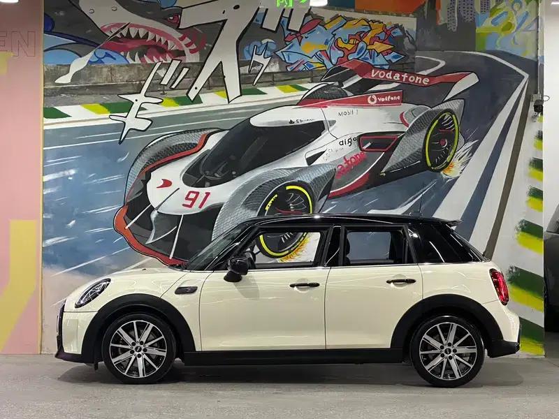 MINI 2022 Facelift 2.0T COOPER S Classic 5-Door Version — миниатюра 3