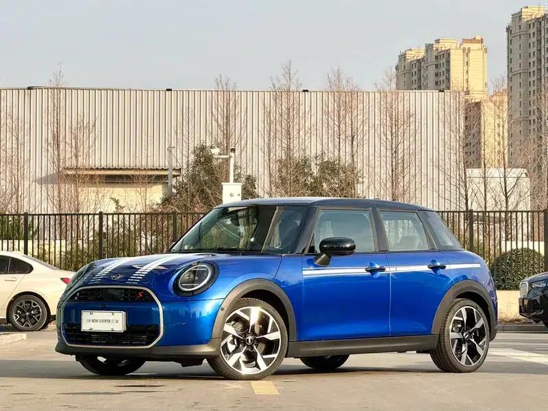 MINI 2025 2.0T COOPER S 5-Door Artist Edition — миниатюра 1