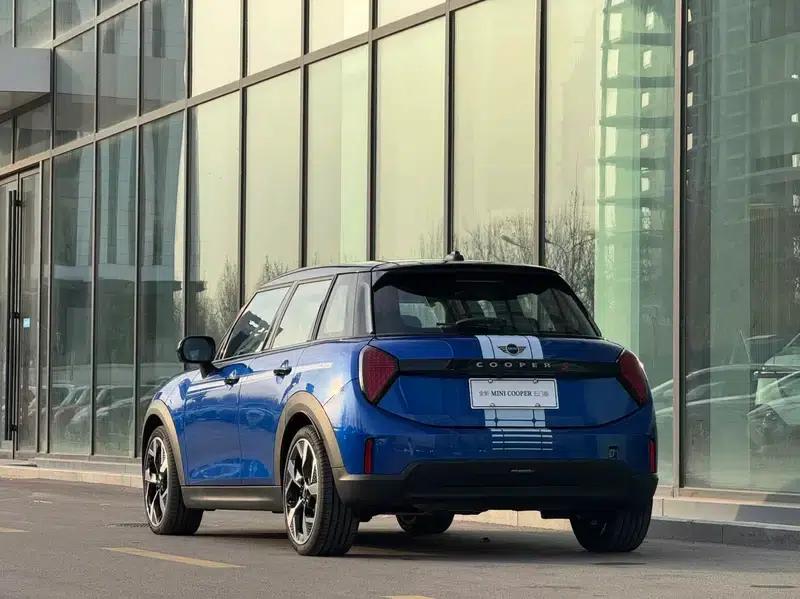 MINI 2025 2.0T COOPER S 5-Door Artist Edition — миниатюра 3