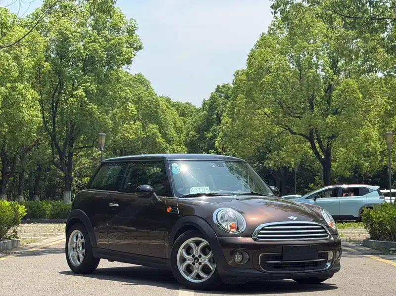2011 MINI 1.6L COOPER Fun — миниатюра 3