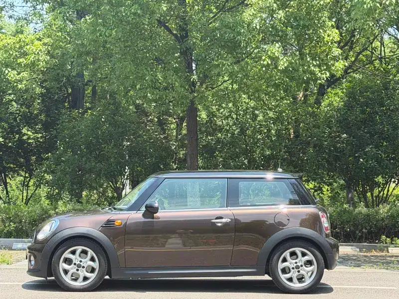 2011 MINI 1.6L COOPER Fun — миниатюра 4