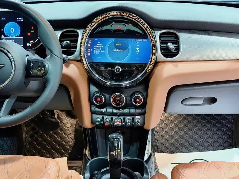 MINI 2022 Facelift 1.5T COOPER Artist 5-Door Edition — миниатюра 7