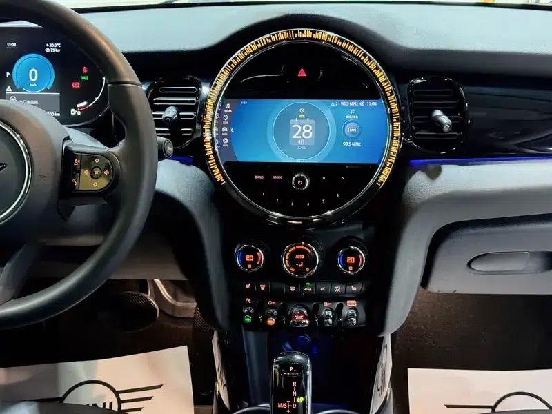 MINI 2023 Facelift 1.5T COOPER Artist — миниатюра 10