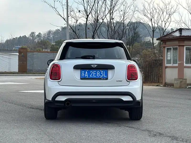 2023 MINI 1.5T ONE 5-Door Edition — миниатюра 6