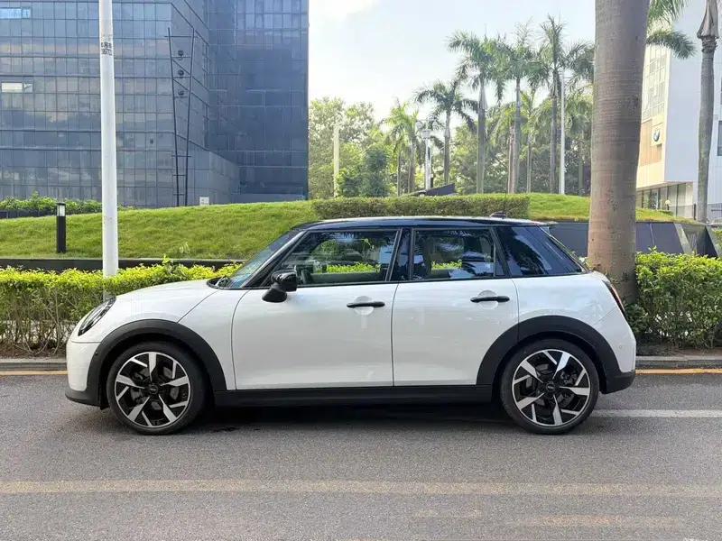 MINI 2025 2.0T COOPER S 5-Door Artist Edition — миниатюра 3