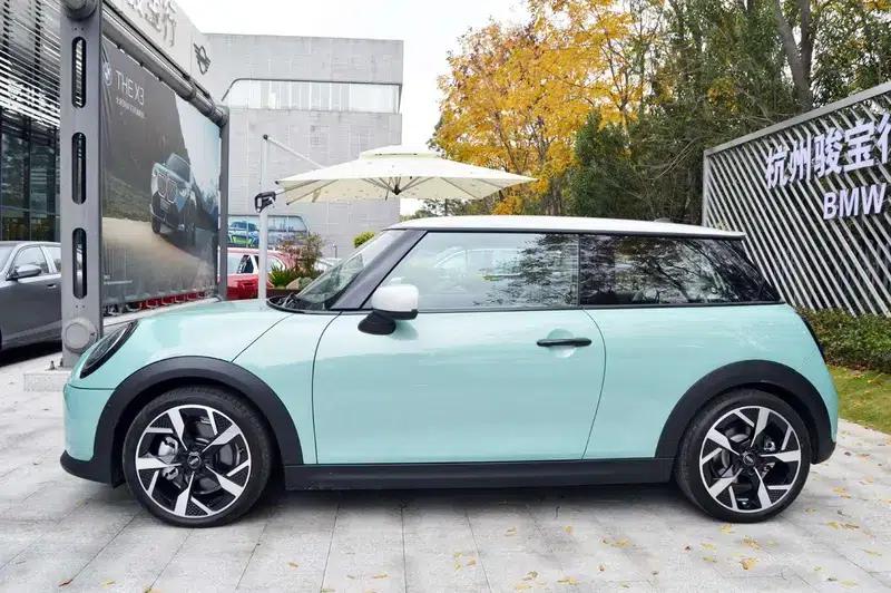 MINI 2025 2.0T COOPER S 3-Door Model - Artist — миниатюра 3