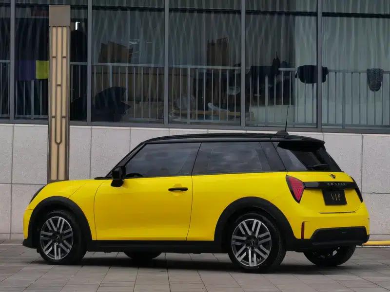 2025 MINI 1.5T COOPER Three-Door Classic — миниатюра 4