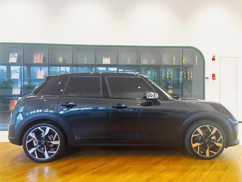 MINI 2025 2.0T COOPER S 5-Door Artist Edition — миниатюра 4