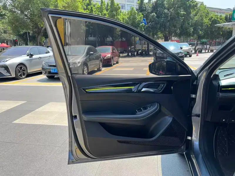 Roewe i5 2021 Facelift 1.5L CVT Star Edition — миниатюра 24