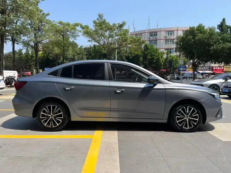 Roewe i5 2021 Facelift 1.5L CVT Star Edition — миниатюра 8