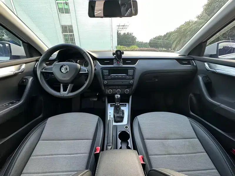 Octavia 2017 1.6L Automatic Comfort Edition — миниатюра 8