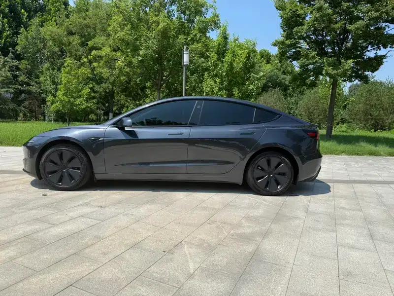 Model 3 2025 Rear-Wheel Drive — миниатюра 4