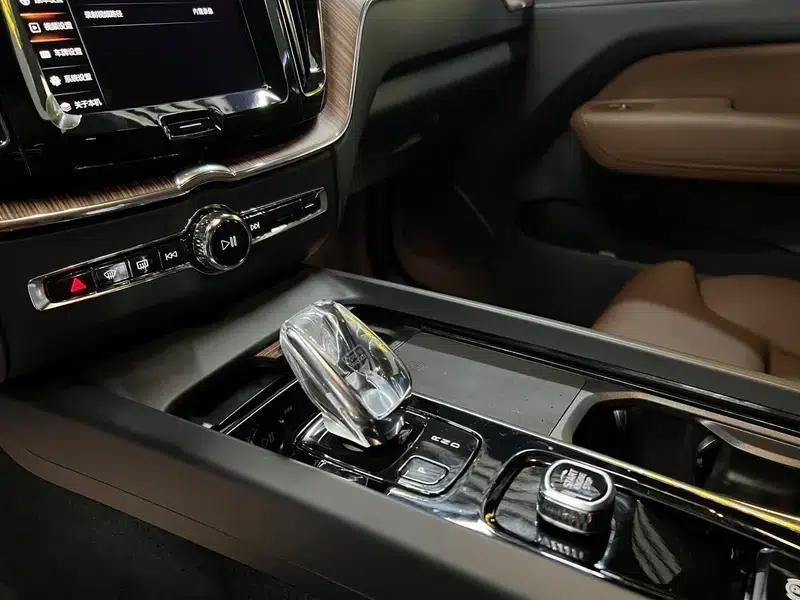 2022 Volvo XC60 B5 AWD Inscription Luxury Edition — миниатюра 13
