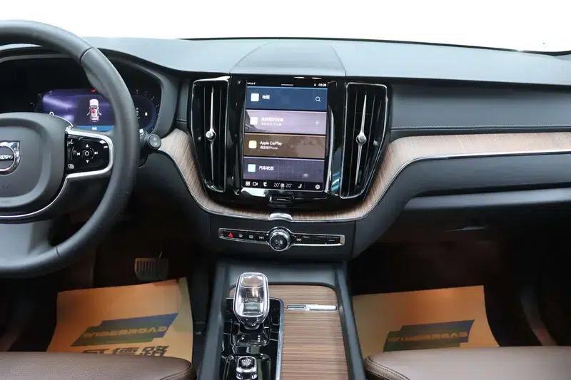 2025 Volvo XC60 B5 AWD Inscription Luxury Edition — миниатюра 12