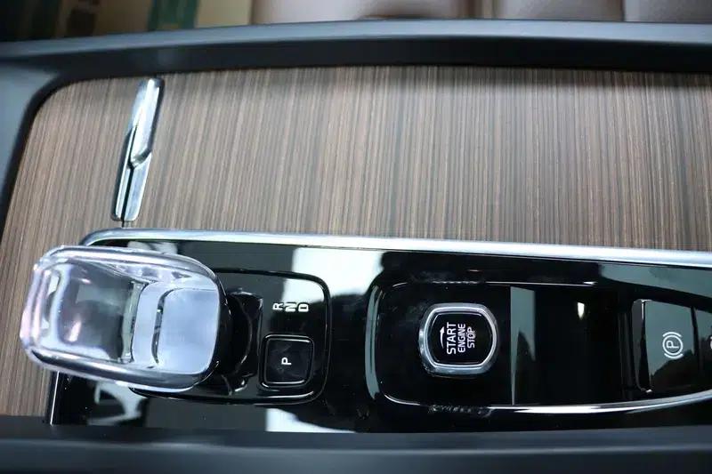 2025 Volvo XC60 B5 AWD Inscription Luxury Edition — миниатюра 14