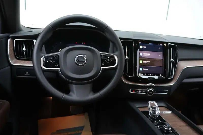 2025 Volvo XC60 B5 AWD Inscription Luxury Edition — миниатюра 17