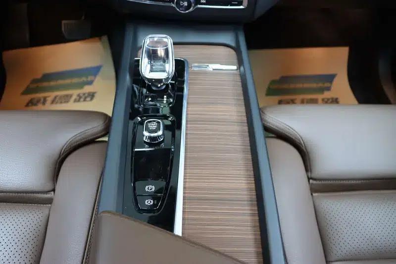 2025 Volvo XC60 B5 AWD Inscription Luxury Edition — миниатюра 18