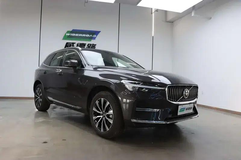 2025 Volvo XC60 B5 AWD Inscription Luxury Edition — миниатюра 3