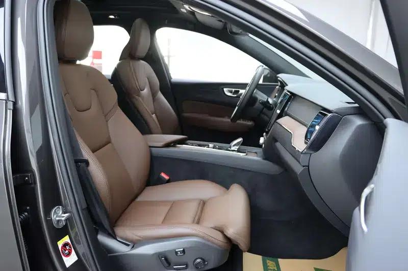 2025 Volvo XC60 B5 AWD Inscription Luxury Edition — миниатюра 23