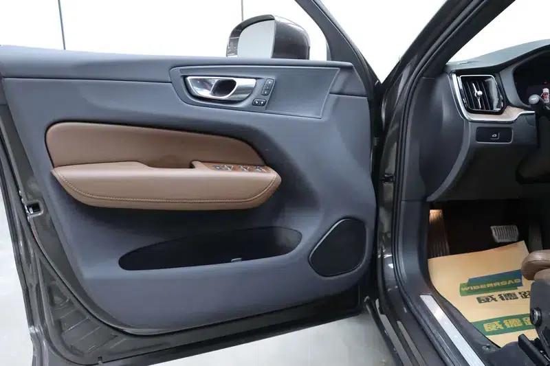 2025 Volvo XC60 B5 AWD Inscription Luxury Edition — миниатюра 25