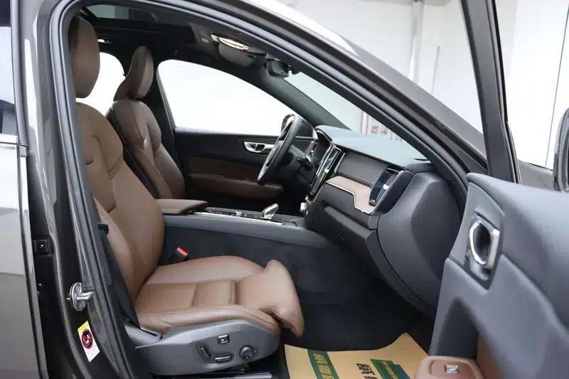 2025 Volvo XC60 B5 AWD Inscription Luxury Edition — миниатюра 30