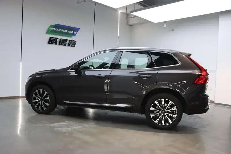 2025 Volvo XC60 B5 AWD Inscription Luxury Edition — миниатюра 4