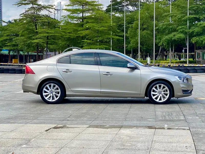 2015 Volvo S60 S60L 2.0T Smart Edition — миниатюра 7