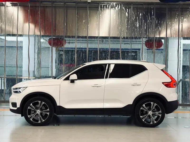 2021 Volvo XC40 T4 AWD Inscription Luxury Edition — миниатюра 3