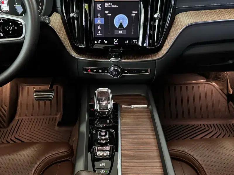 2021 Volvo XC60 PHEV T8 E-Drive Hybrid Smart Luxury Edition — миниатюра 13