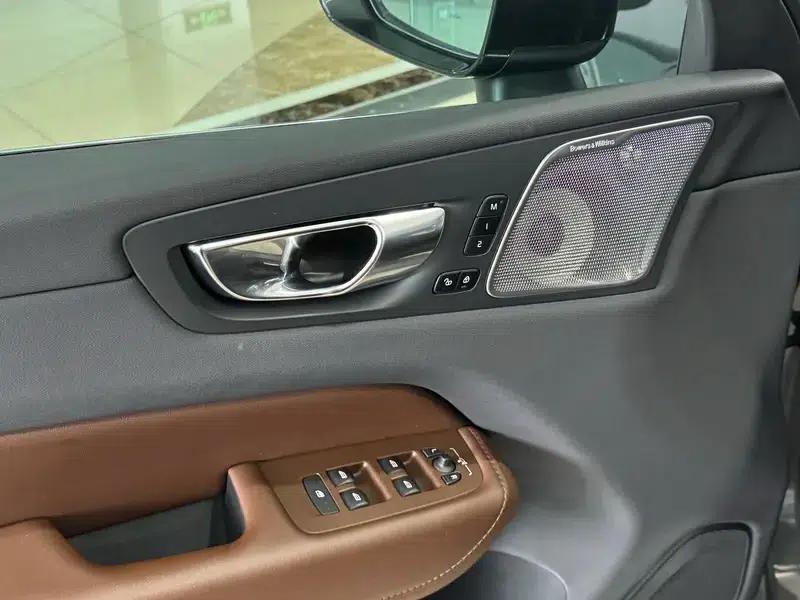 2021 Volvo XC60 PHEV T8 E-Drive Hybrid Smart Luxury Edition — миниатюра 24