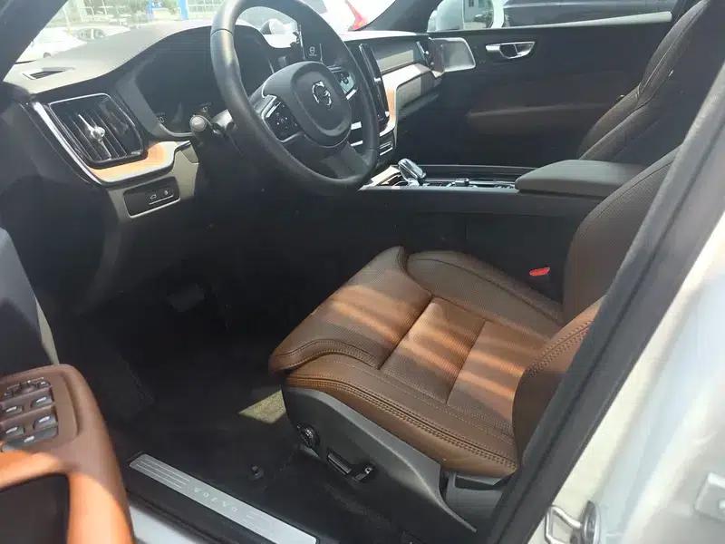 2025 Volvo XC60 PHEV T8 AWD Long Range Smart Luxury Edition — миниатюра 13