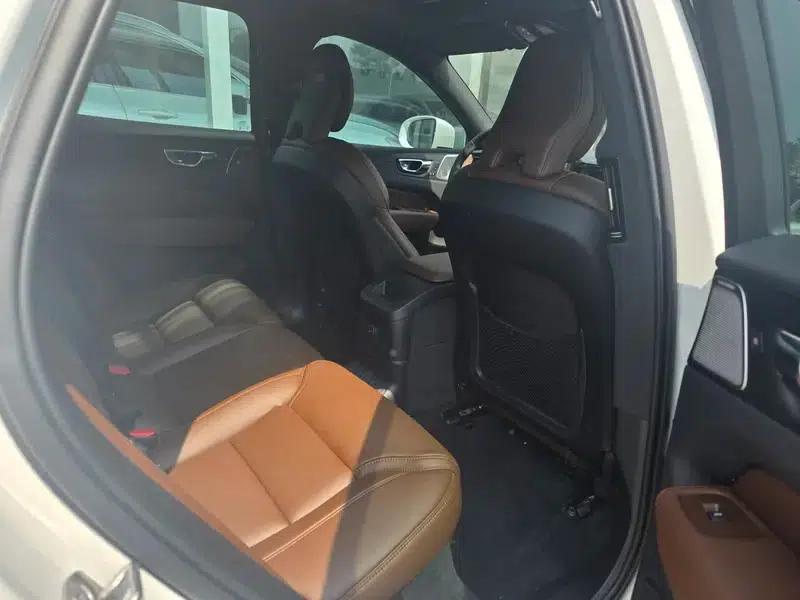 2025 Volvo XC60 PHEV T8 AWD Long Range Smart Luxury Edition — миниатюра 17