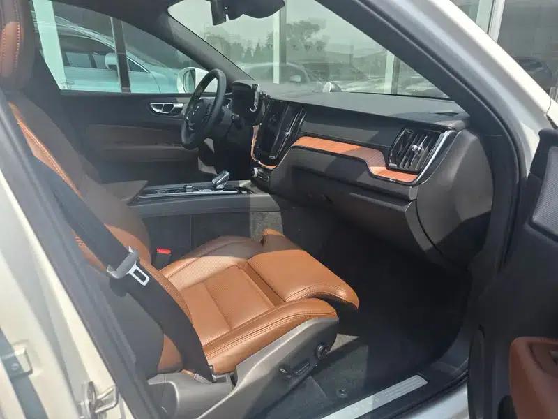 2025 Volvo XC60 PHEV T8 AWD Long Range Smart Luxury Edition — миниатюра 8