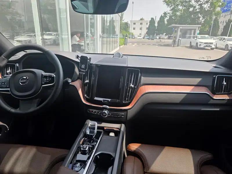 2025 Volvo XC60 PHEV T8 AWD Long Range Smart Luxury Edition — миниатюра 9