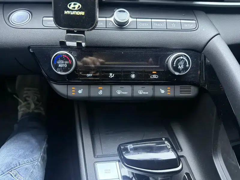 Hyundai Elantra 2023 1.5L CVT LUX Premium Edition — миниатюра 11