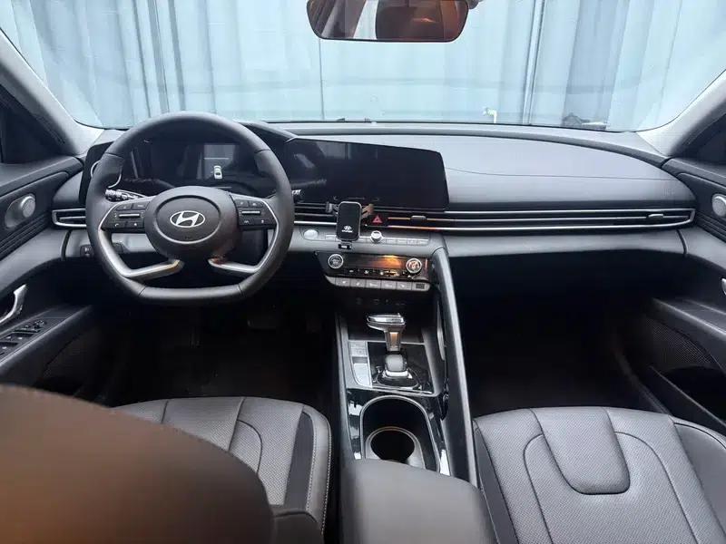 Hyundai Elantra 2023 1.5L CVT LUX Premium Edition — миниатюра 12