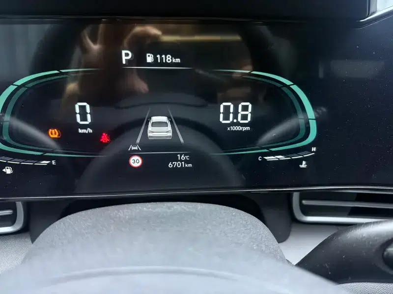 Hyundai Elantra 2023 1.5L CVT LUX Premium Edition — миниатюра 13