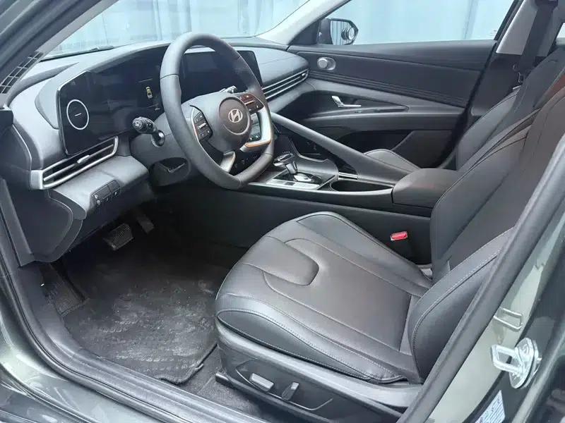Hyundai Elantra 2023 1.5L CVT LUX Premium Edition — миниатюра 15