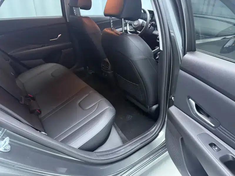 Hyundai Elantra 2023 1.5L CVT LUX Premium Edition — миниатюра 17