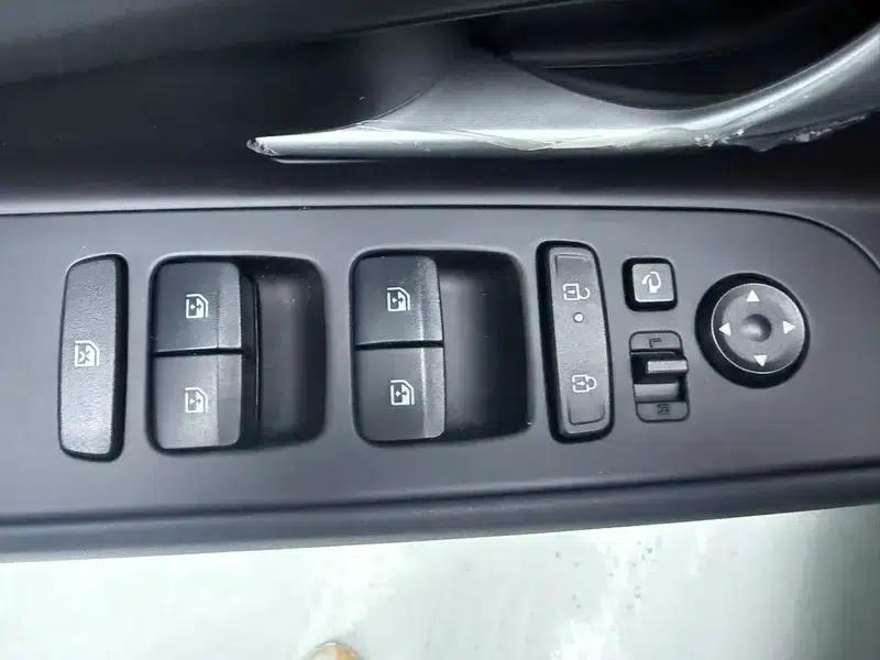 Hyundai Elantra 2023 1.5L CVT LUX Premium Edition — миниатюра 19