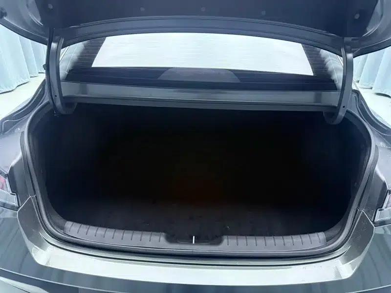 Hyundai Elantra 2023 1.5L CVT LUX Premium Edition — миниатюра 20
