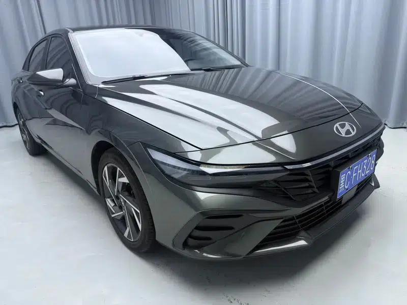 Hyundai Elantra 2023 1.5L CVT LUX Premium Edition — миниатюра 3