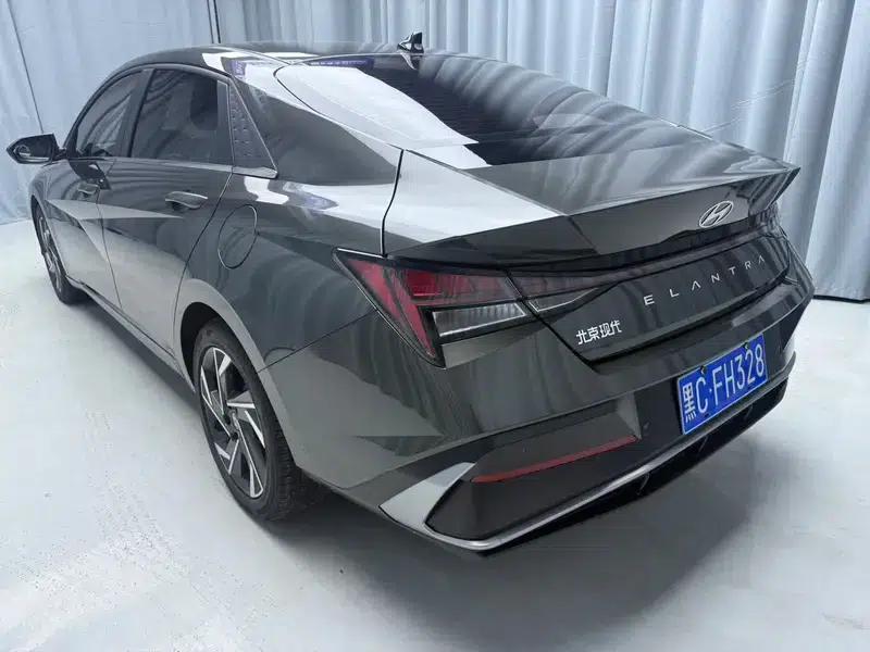 Hyundai Elantra 2023 1.5L CVT LUX Premium Edition — миниатюра 4